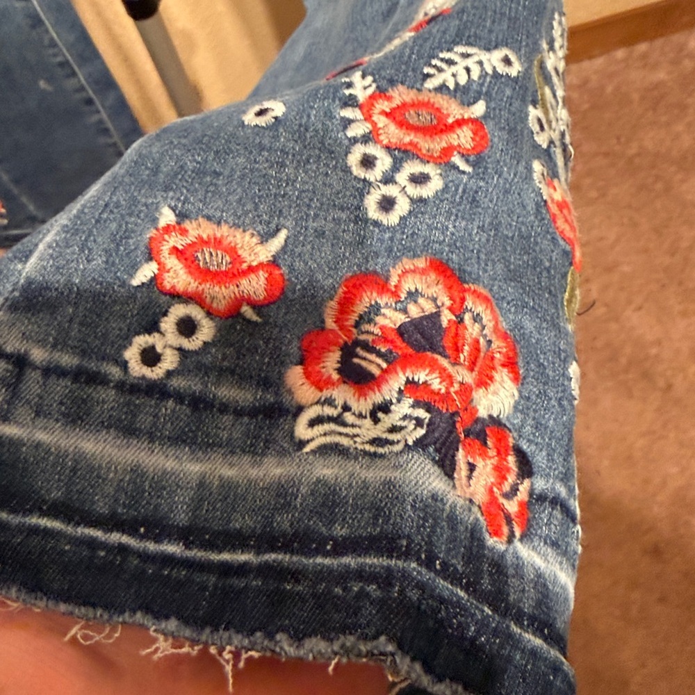 Women’s XS 2/4 vintage medium wash flare raw hem jeans with floral embroidery​ - Picture 3 of 7